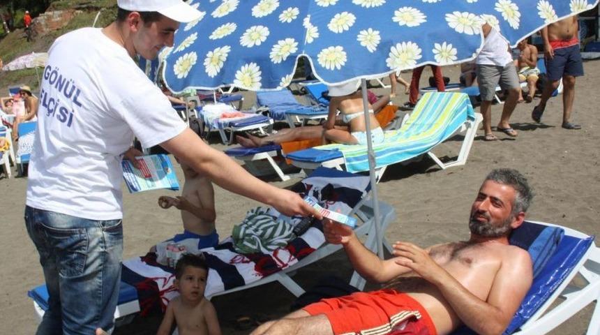 Polisler Ve G&ouml;n&uuml;l El&ccedil;ileri Boğulmalara Karşı Broş&uuml;r Dağıttı