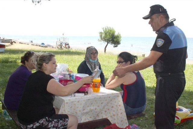 Polisler Ve Gönül Elçileri Boğulmalara Karşı Broşür Dağıttı