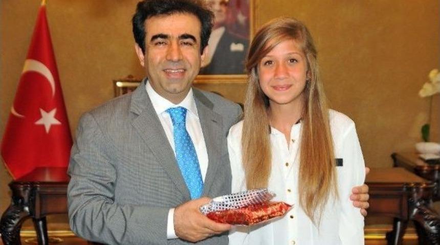 Vali G&uuml;zeloğlu T&uuml;rkiye Birincisi İremsu Parlak&rsquo;ı &Ouml;d&uuml;llendirdi