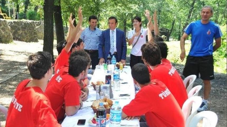 Başkan Genç, Millileri Ağırladı