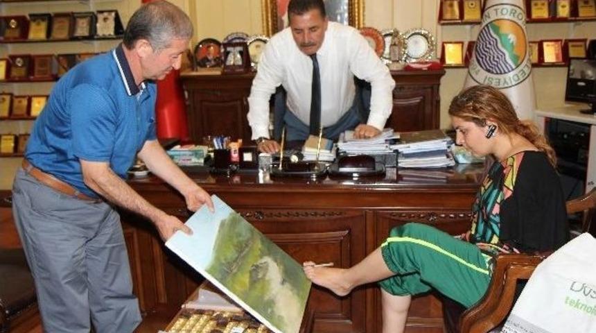 Engelli Ressam Ayşe Işık, Başkan Tuna&rsquo;yı Ziyaret Etti