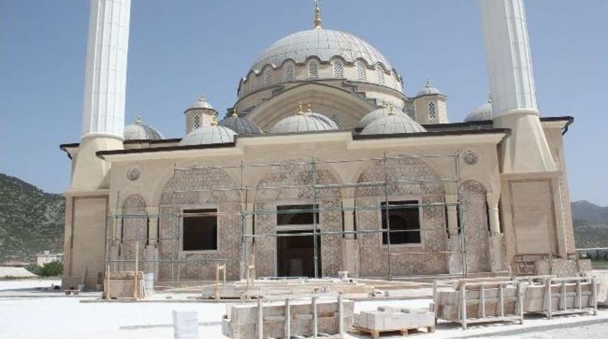 Bucak'ta Mehmet Cadıl Cami İbadete A&ccedil;ılıyor