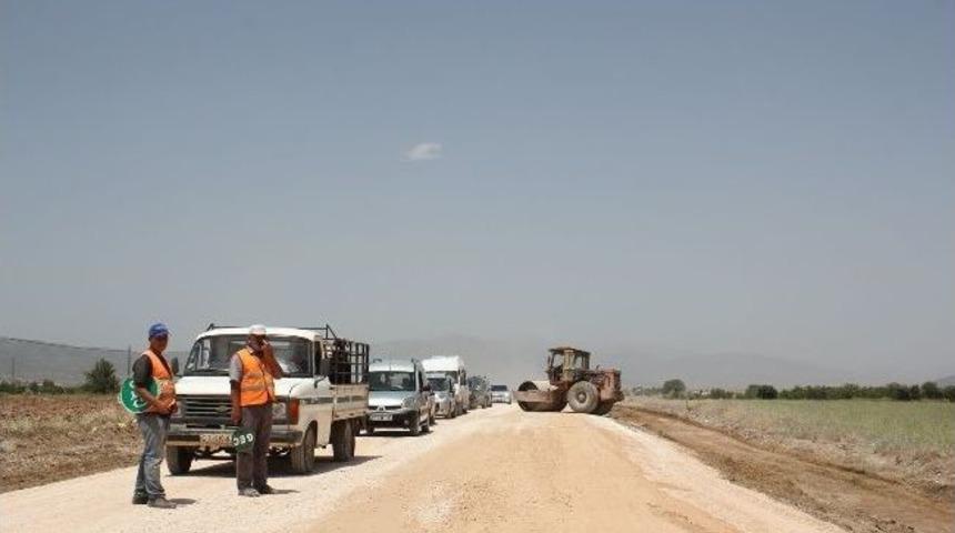 Korkuteli-bucak Yolunda &Ccedil;alışmalar Devam Ediyor