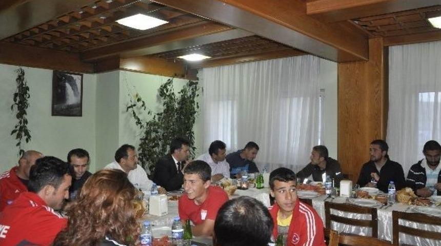 Gen&ccedil;lik Hizmetleri Ve Spor İl M&uuml;d&uuml;r&uuml; Murat Eskici, Atletizm Ve Kayak Milli Takım Sporcuları Erciyes'te Buluştu