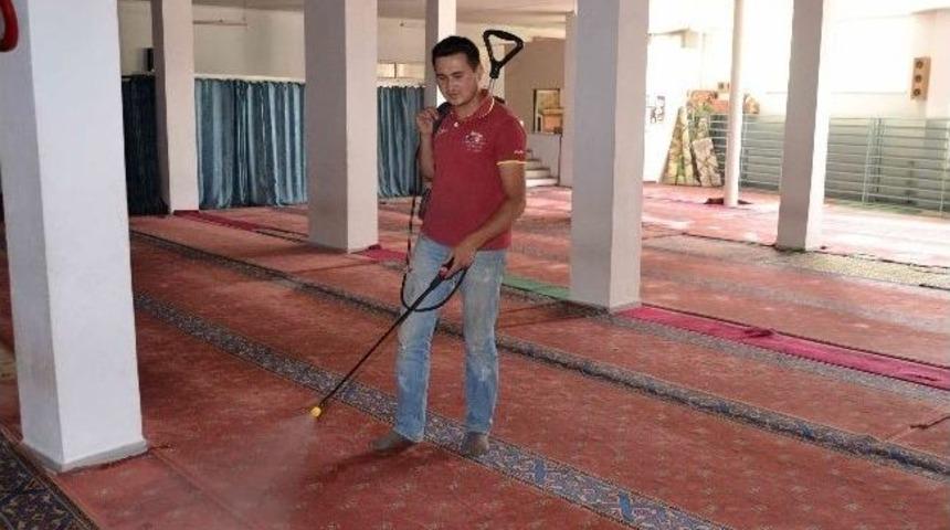 Simav&rsquo;da Camiler G&uuml;l Suyu İle Yıkandı