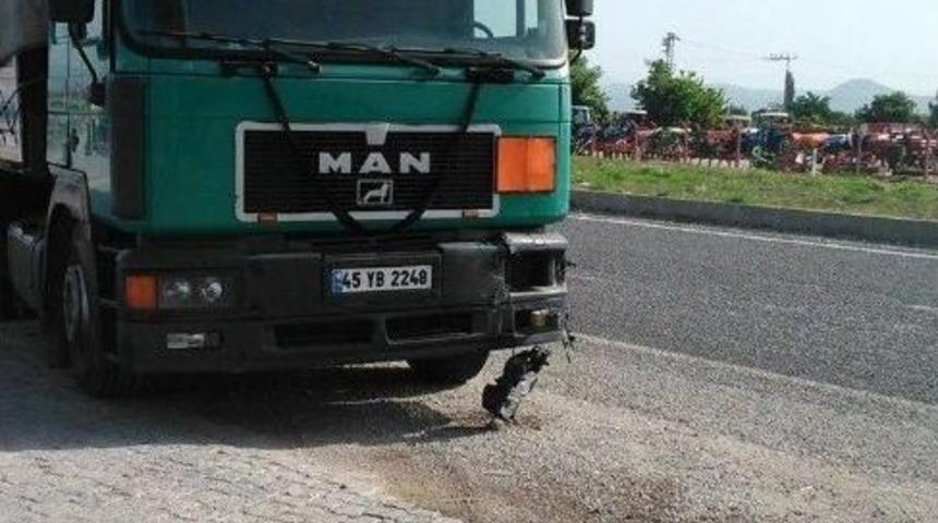 Kırkağa&ccedil;&rsquo;ta Tır Motosiklete &Ccedil;arptı: 1 &Ouml;l&uuml;, 2 Yaralı