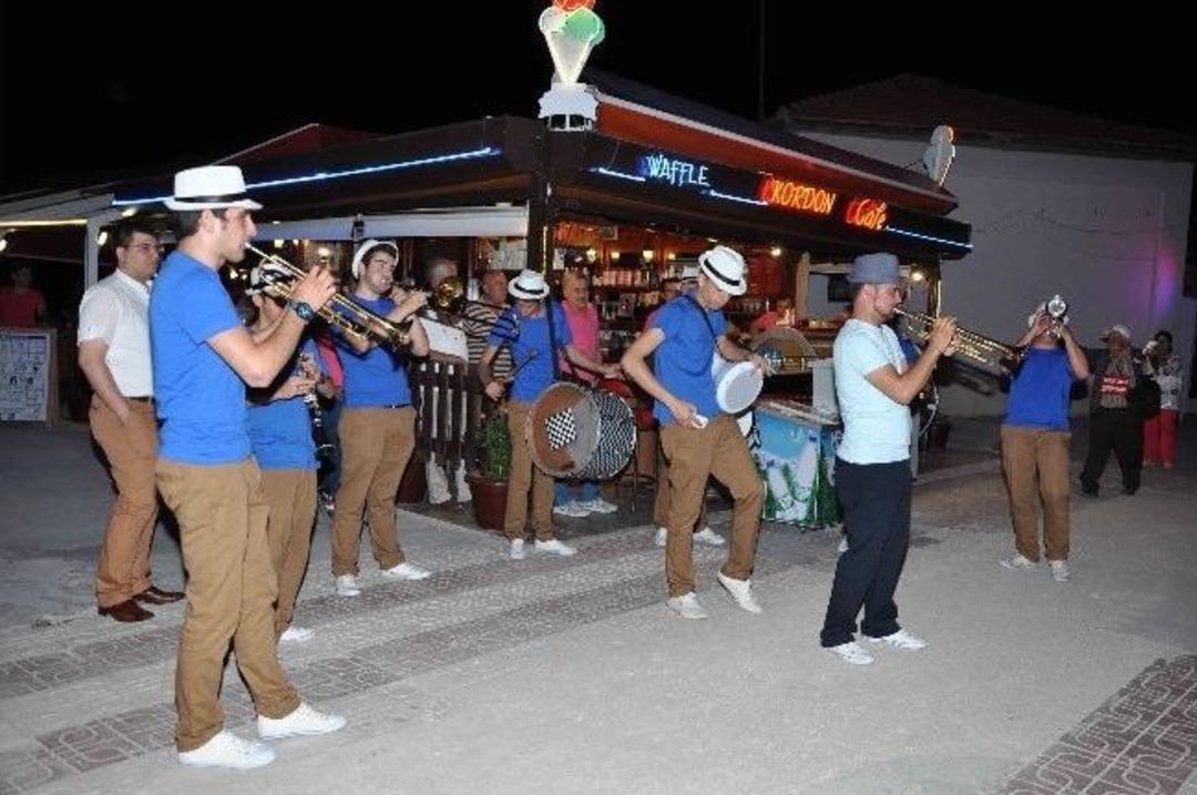 Kuşadası&rsquo;nda Eğlence Tam Hız S&uuml;r&uuml;yor