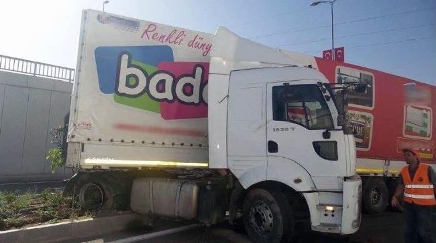 Tır Şof&ouml;r&uuml;n&uuml;n Tansiyonu D&uuml;şt&uuml;, Faciadan D&ouml;n&uuml;ld&uuml;