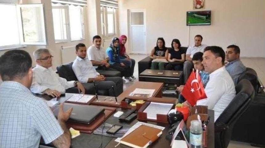 Bilgi Ve K&uuml;lt&uuml;r Yarışmasında Dereceye Giren &Ouml;ğrenciler Vural'ı Ziyaret Etti