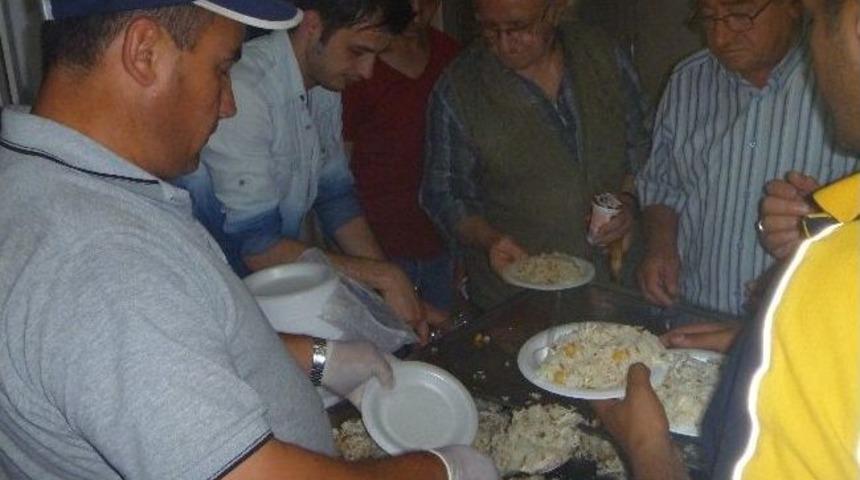 Bilecik&rsquo;te Hayırsever Vatandaştan Namaz &Ccedil;ıkışı Cemaate Etli Pilav İkramı