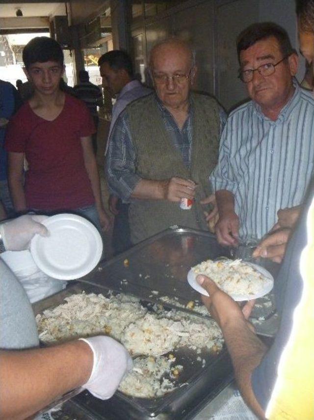 Bilecik’te Hayırsever Vatandaştan Namaz Çıkışı Cemaate Etli Pilav İkramı