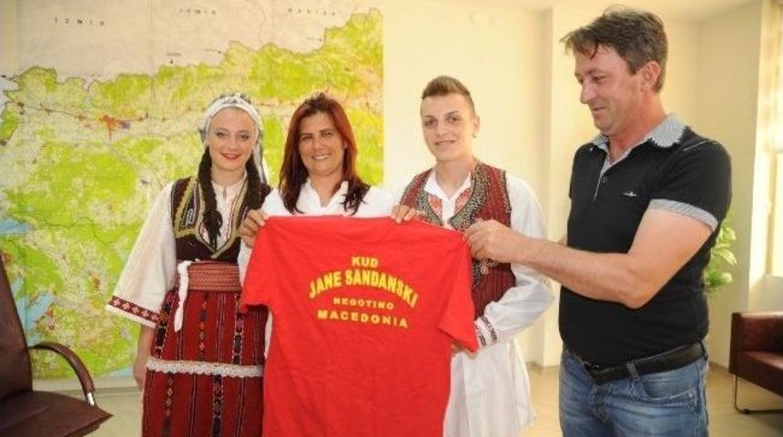 Makedonya Halk Dansları Topluluğu &Uuml;yelerinden Başkan &Ccedil;er&ccedil;ioğlu&rsquo;na Ziyaret