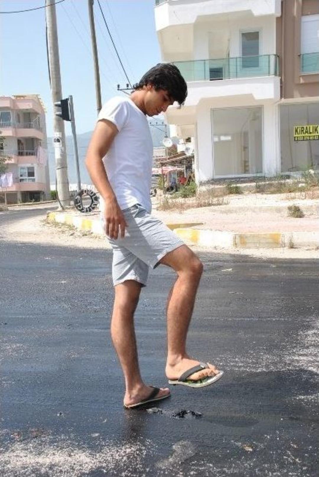 Antalya'da Sıcak Hava Asfaltı Eritti