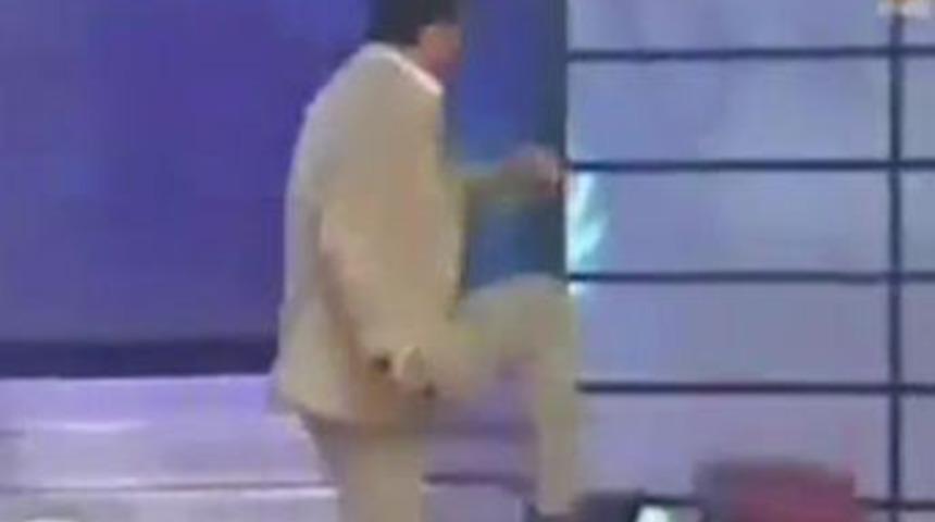 Canlı yayında soyundu ve...