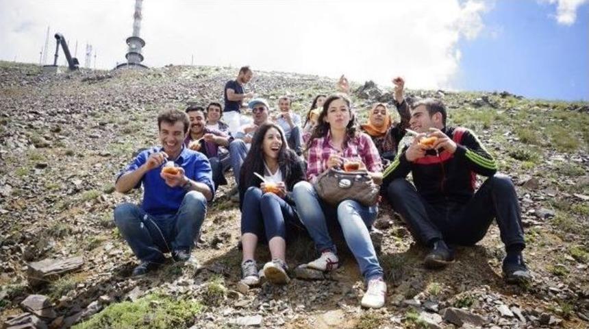 Erzurum&rsquo;da Gen&ccedil;ler 30 Derece Sıcakta Karla Karışık Pekmez Yediler