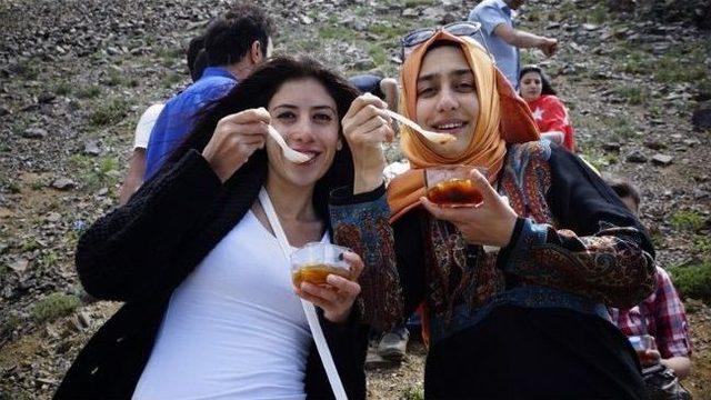 Erzurum’da Gençler 30 Derece Sıcakta Karla Karışık Pekmez Yediler