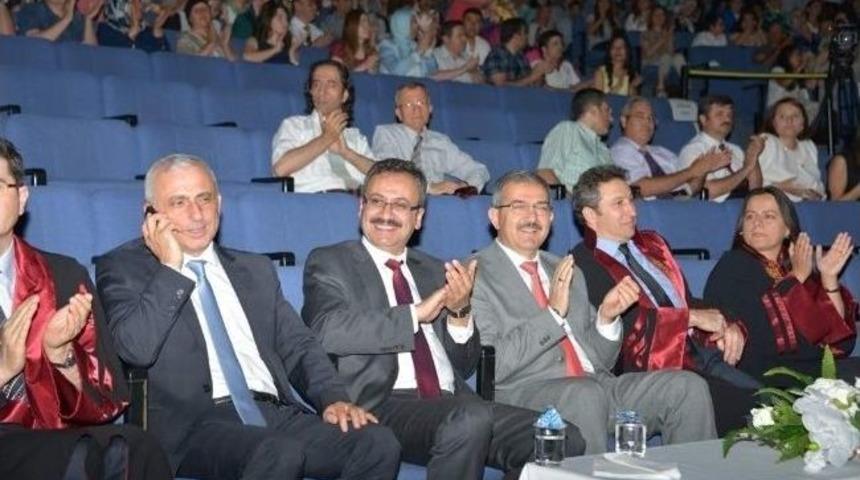 Sel&ccedil;uk&rsquo;ta Mezuniyetler Tıp Fak&uuml;ltesi&rsquo;yle Sona Erdi