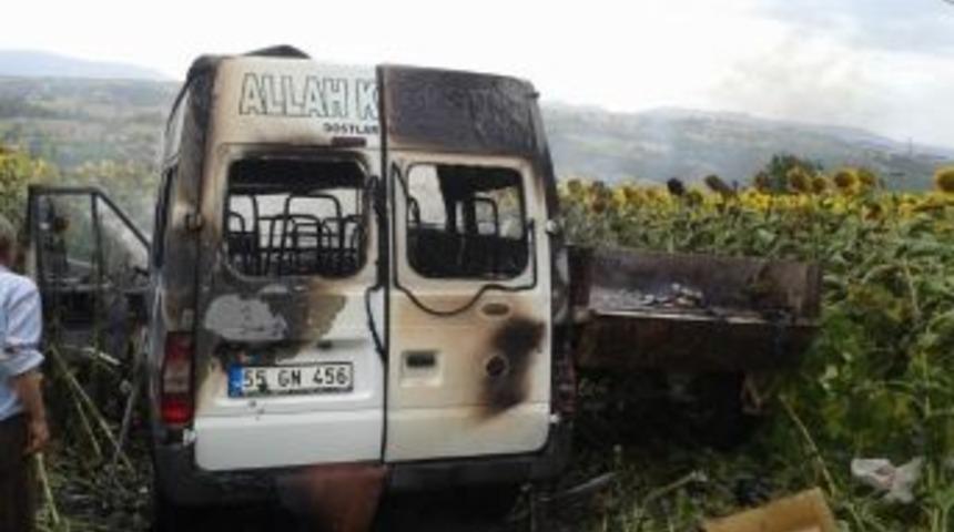 Trakt&ouml;r&uuml;n R&ouml;morkuna &Ccedil;arpan Minib&uuml;s Yandı