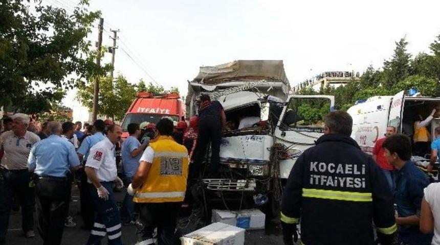 Kamyonet İle Yolcu Otob&uuml;s&uuml; &Ccedil;arpıştı: 1 &Ouml;l&uuml;, 1 Yaralı