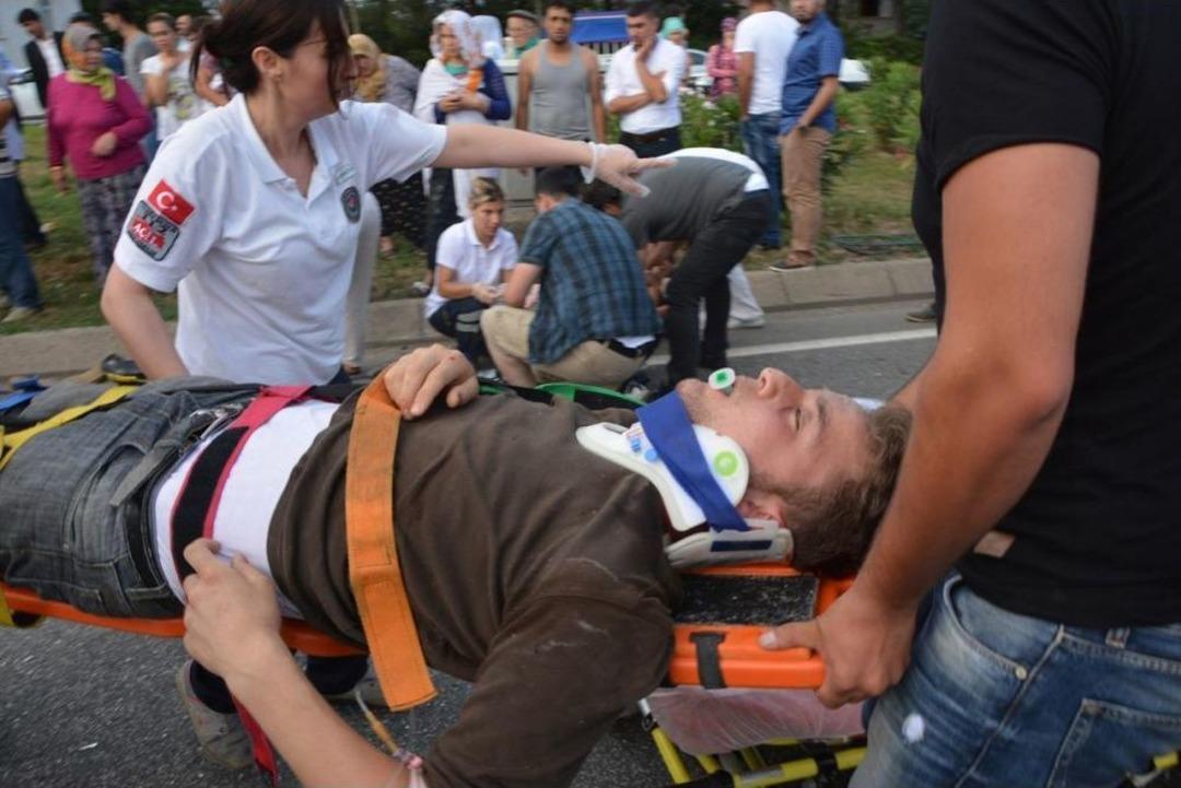 Otomobil Iş&ccedil;ileri Taşıyan Minib&uuml;se &Ccedil;arptı: 14 Yaralı