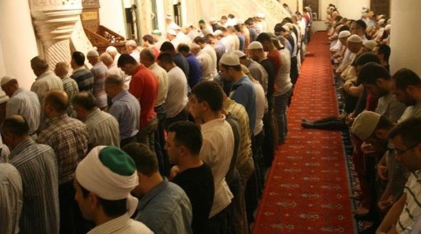 İzmir'de İlk Teravih Namazı Kılındı