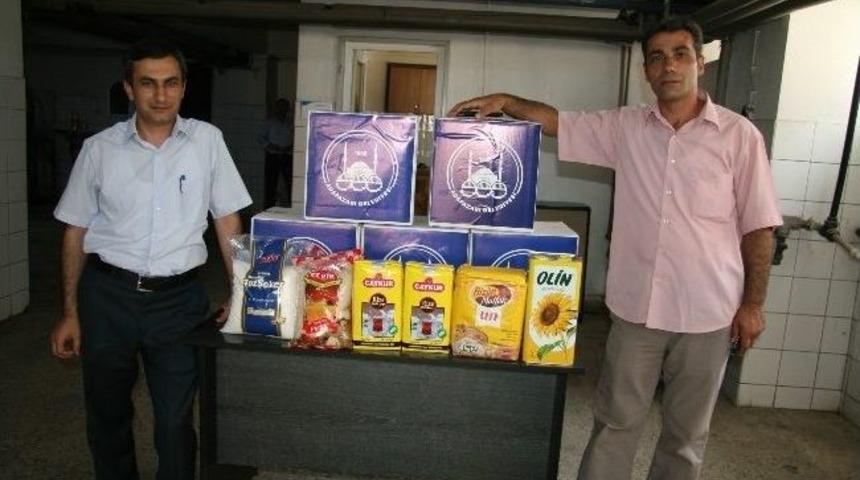 Adapazarı Belediyesi Personeline Erzak Dağıttı