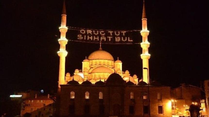 Minarelere Asılan Mahyalar İstanbul&rsquo;u Aydınlattı