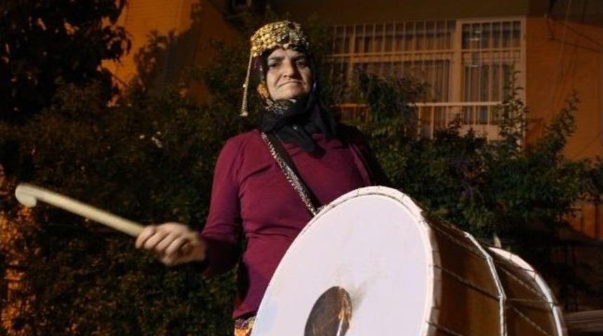 Ramazan Davulcusu Ayşe Teyze Tokmağı Eline Aldı