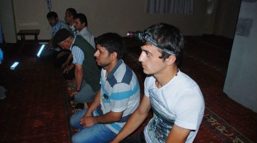 Elektrikleri Kesilen Camide İlk Teravih Namazını Karanlıkta Kıldılar