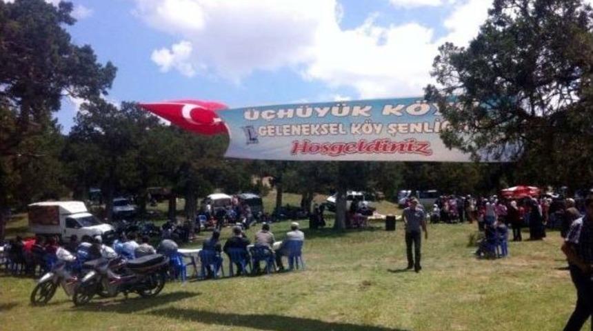 &Uuml;&ccedil;&uuml;y&uuml;k K&ouml;y&uuml;nde Şenlik
