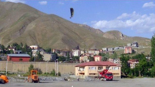 Hakkari’de Yamaç Paraşütü Heyecanı