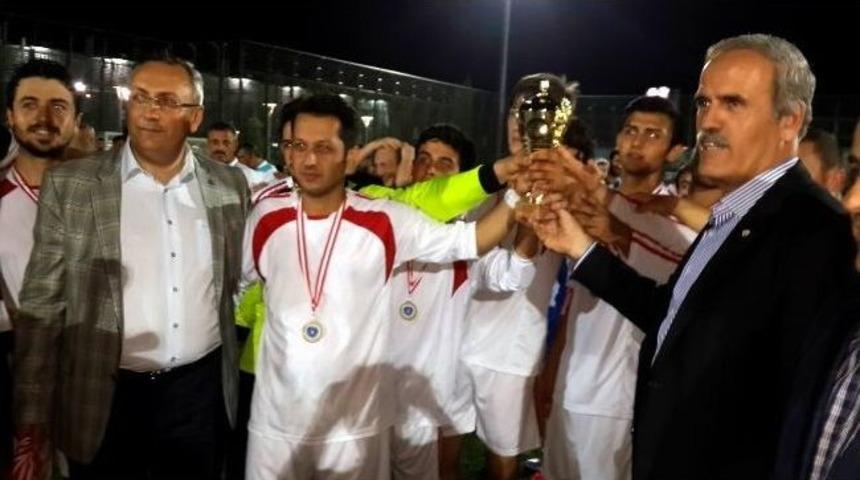 Mahalleler Arası Futbol Turnuvasında Şampiyon &Uuml;&ccedil;evler