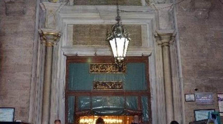 Vatandaşlar İlk Sahurda Ey&uuml;p Sultan&rsquo;a Yoğun İlgi G&ouml;sterdi
