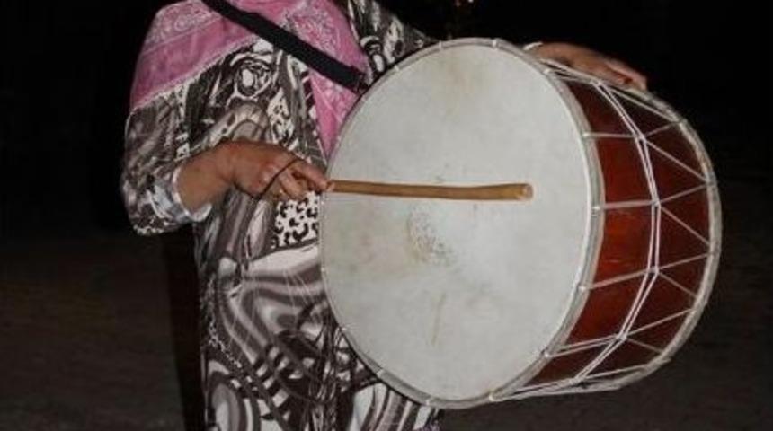 Oltu'da Kadın Davulculardan İlk G&uuml;n Mesaisi