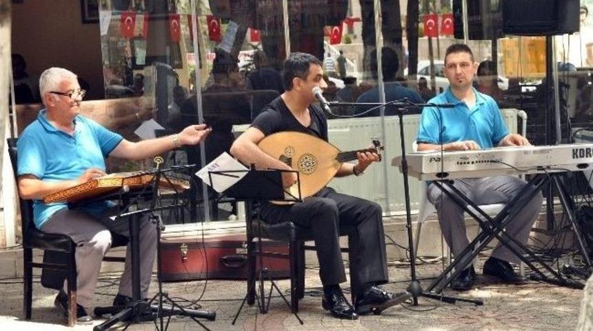 Emekli Amcalar Ve Teyzeler Lokalin Keyfini &Ccedil;ıkardı