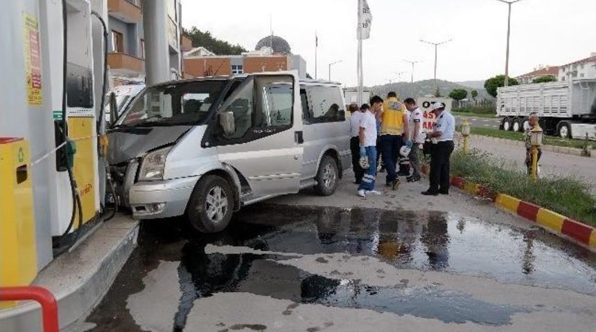 Ankara&rsquo;da Kontrolden &Ccedil;ıkan Minib&uuml;s Akaryakıt İstasyonuna Daldı