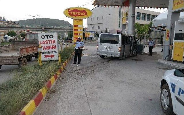 Ankara’da Kontrolden Çıkan Minibüs Akaryakıt İstasyonuna Daldı