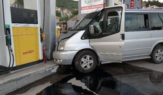 Ankara’da Kontrolden Çıkan Minibüs Akaryakıt İstasyonuna Daldı