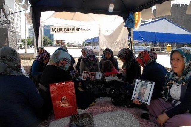 Diyarbakır’daki Aileler Ramazan Ayında Da Oturma Eylemini Sürdürüyor