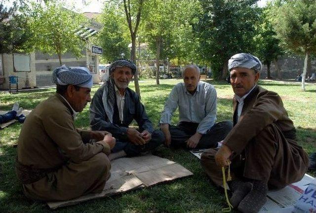 Diyarbakır’daki Aileler Ramazan Ayında Da Oturma Eylemini Sürdürüyor