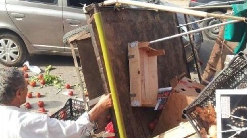 Kontrolden &Ccedil;ıkan Otomobil Seyyar Pazar Arabasına &Ccedil;arptı