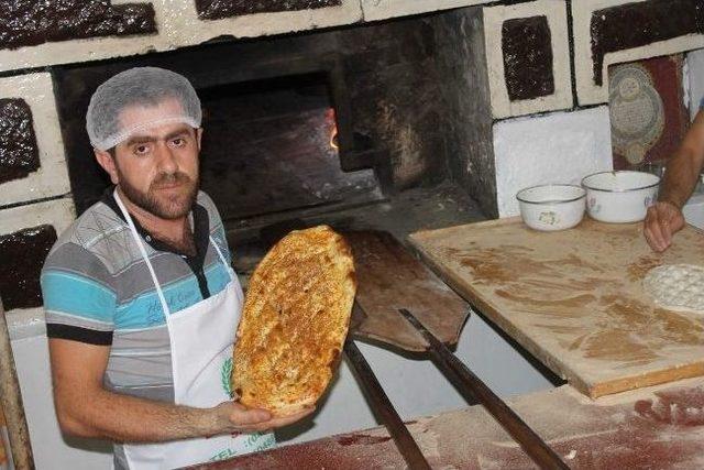 Siirt’te Bir Fırıncı Pide Fiyatlarını Yarı Yarıya Düşürdü