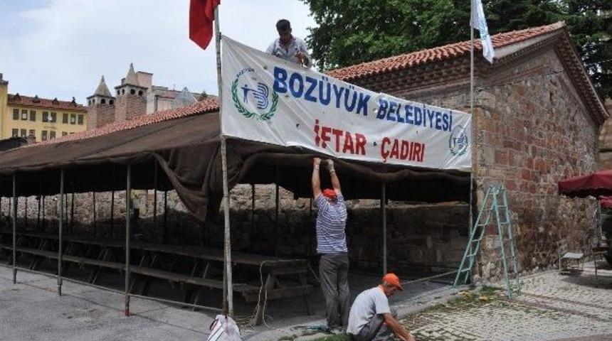 Boz&uuml;y&uuml;k Belediyesi İftar &Ccedil;adırı Ramazana Hazırlandı