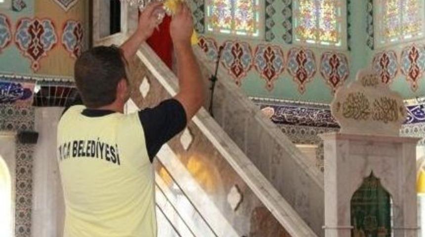 Buca'daki Camilere Ramazan Temizliği