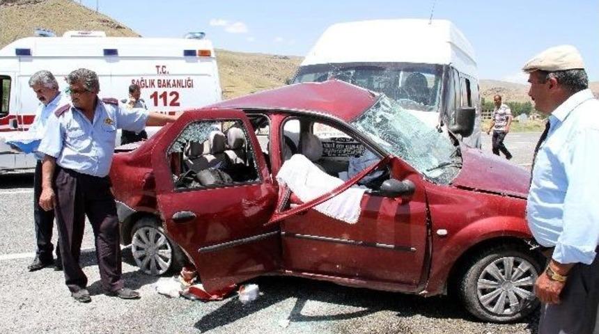 Minibüsle Otomobil Çarpıştı: 2 Ölü, 1 Yaralı