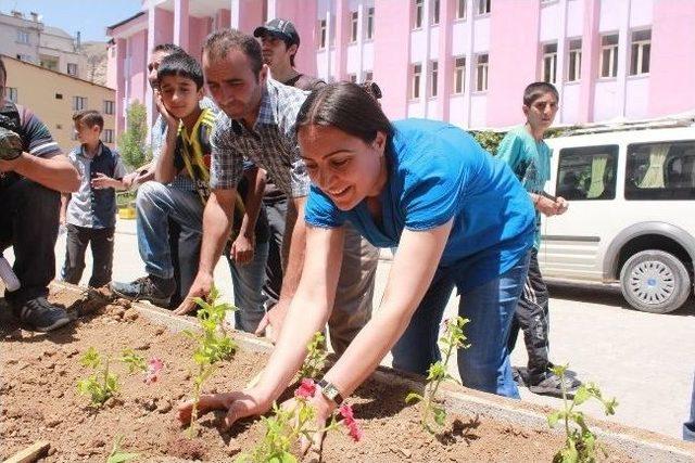 Hakkari Belediyesinden Yeşillendirme Çalışması