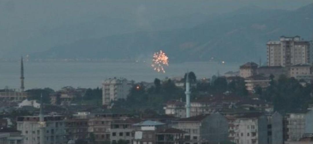 Rize'nin Ardeşen İl&ccedil;esi Ramazan'ı Havai Fişek Ve Silah Atarak Karşıladı
