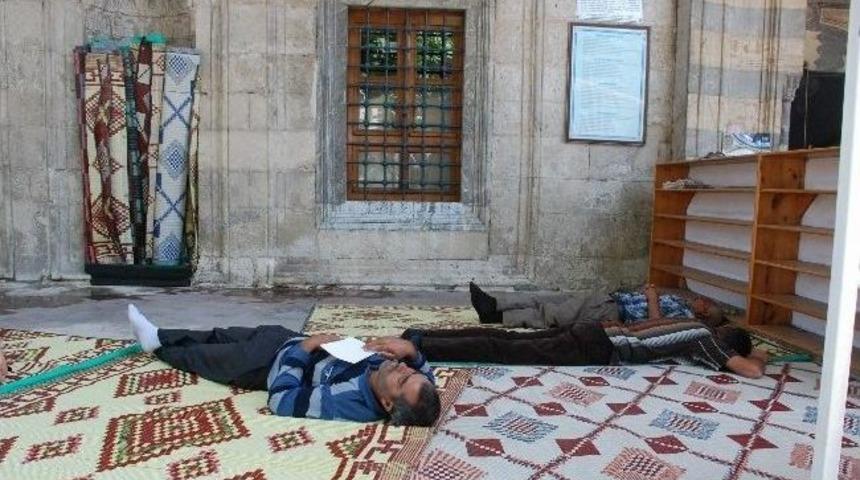 Ramazan&rsquo;da Cami Avlusunda Şekerleme