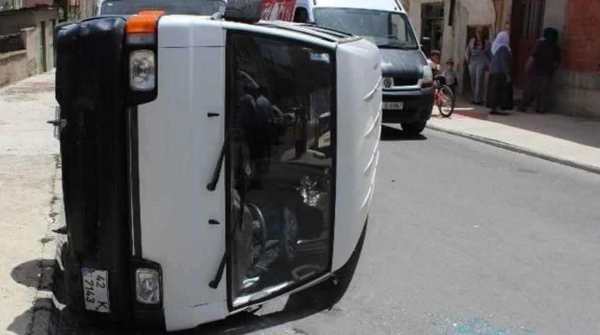 Seydişehir&rsquo;de Otomobille Minib&uuml;s &Ccedil;arpıştı: 3 Yaralı