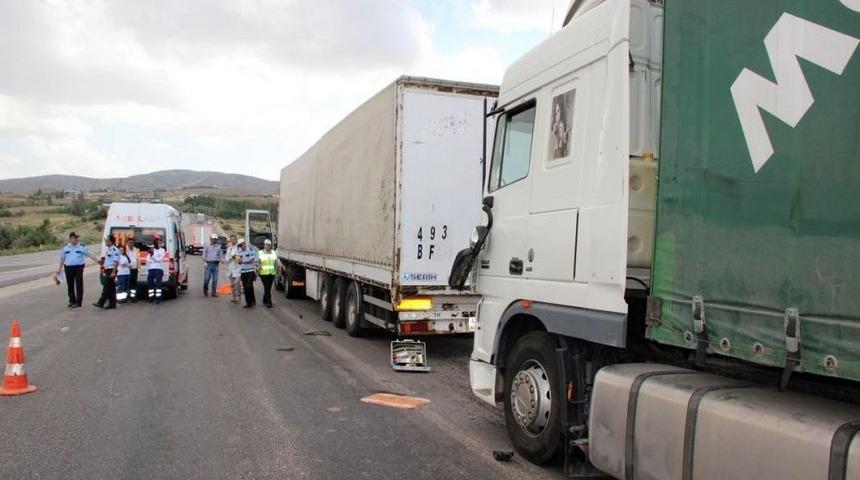 Sivas'ta Trafik Kazası: 1 &Ouml;l&uuml;, 1 Yaralı